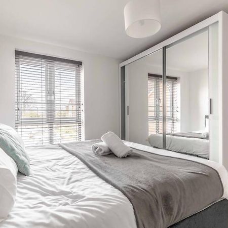 2 Bed & 2 Bath Cosy Apartment Slough- Free Parking Bagian luar foto