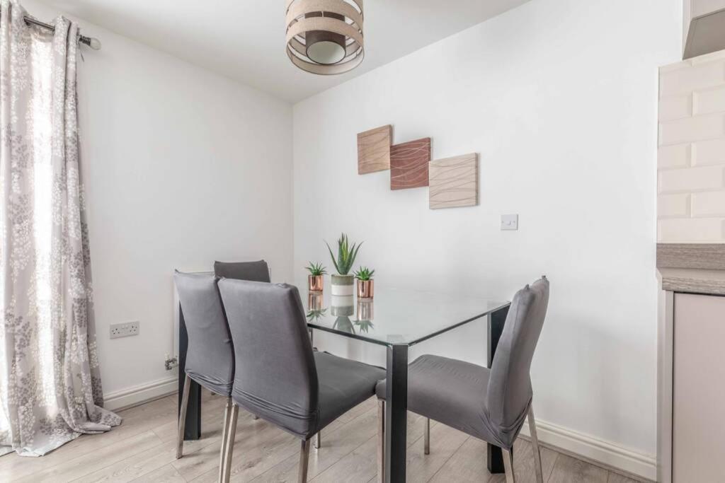 2 Bed & 2 Bath Cosy Apartment Slough- Free Parking Bagian luar foto