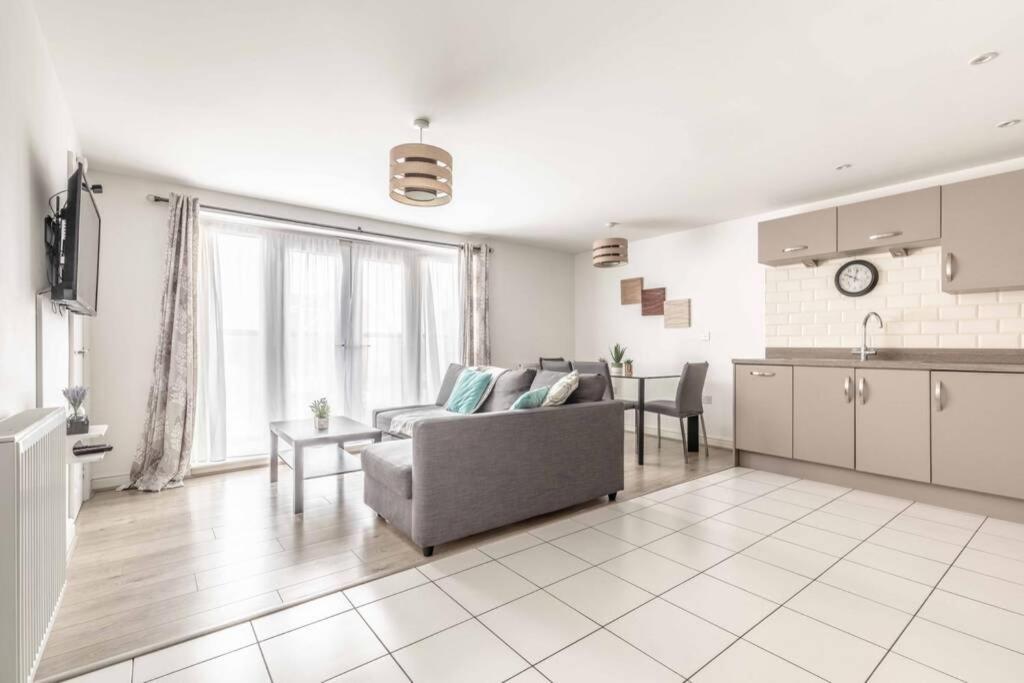 2 Bed & 2 Bath Cosy Apartment Slough- Free Parking Bagian luar foto