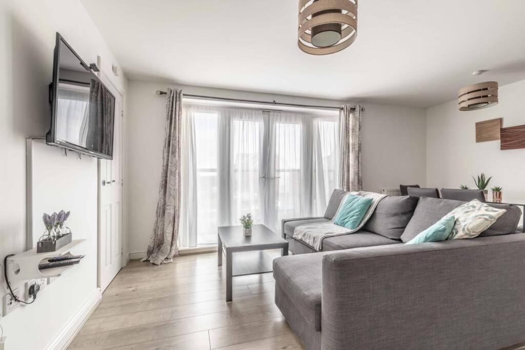 2 Bed & 2 Bath Cosy Apartment Slough- Free Parking Bagian luar foto
