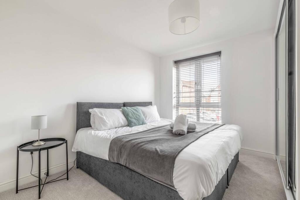 2 Bed & 2 Bath Cosy Apartment Slough- Free Parking Bagian luar foto