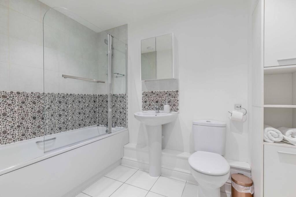 2 Bed & 2 Bath Cosy Apartment Slough- Free Parking Bagian luar foto
